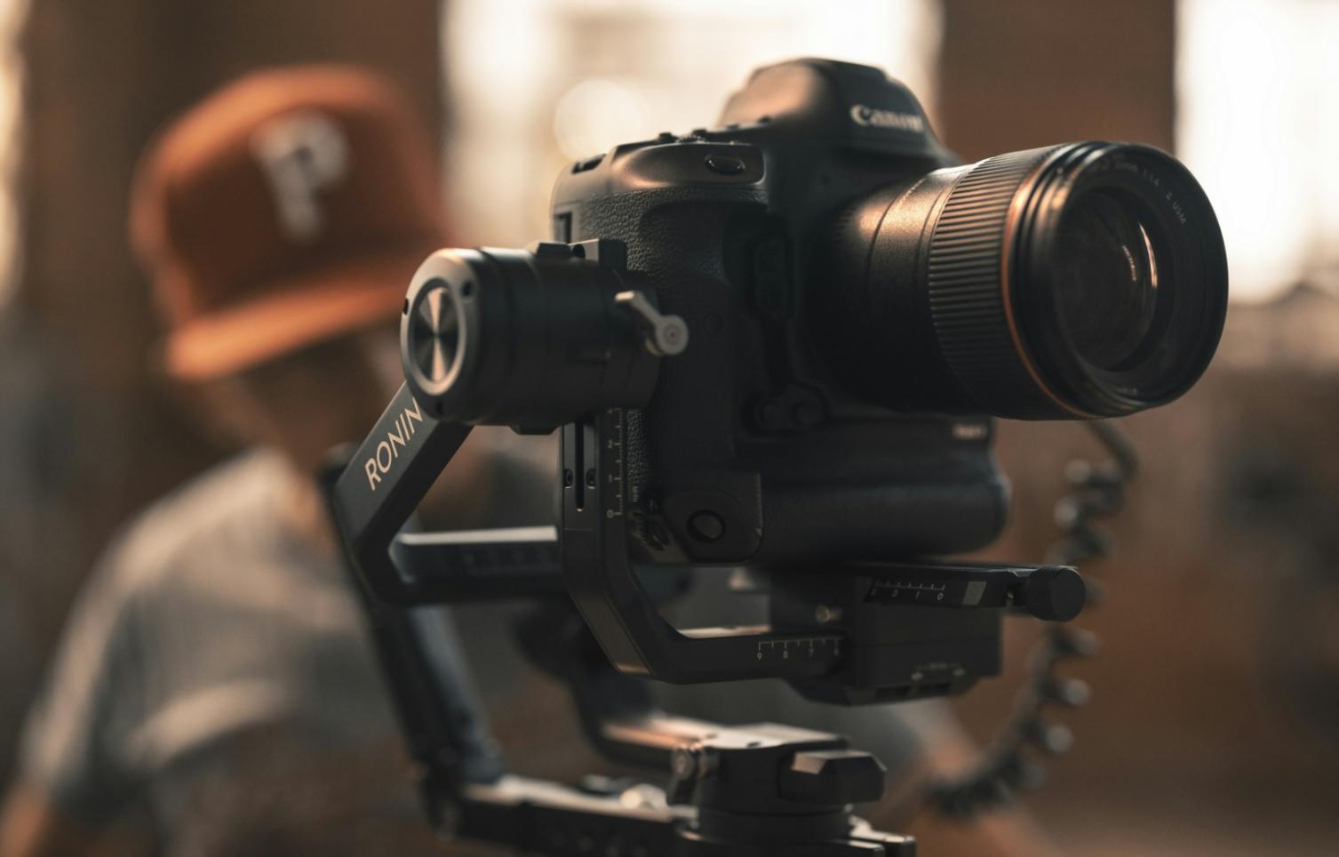 Teamschulung zur Videobearbeitung in moderner Arbeitsumgebung